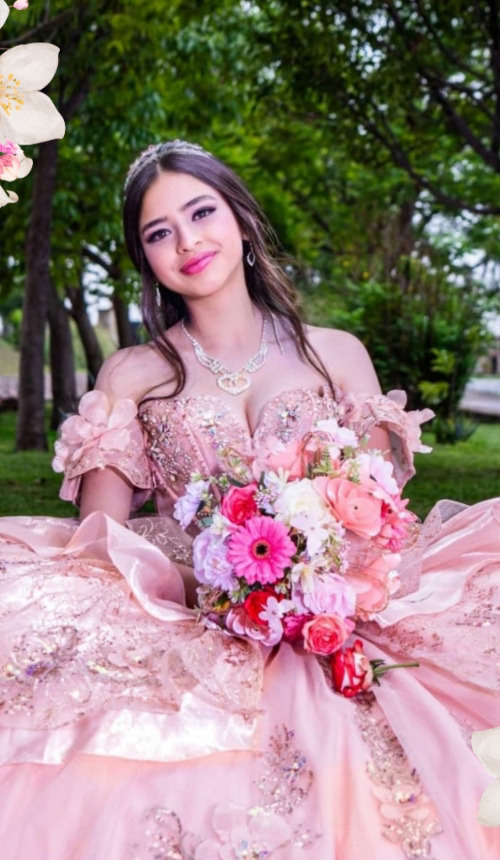Dayra Julieta el día de sus XV años, en jardín con ramo de flores