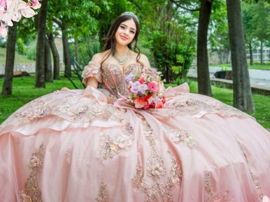 Dayra Julieta en el jardín con su vestido rosa